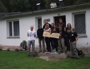 Uczestnicy obozu Hydrobieszczady 2013 przed budynkiem Stacji BdPN